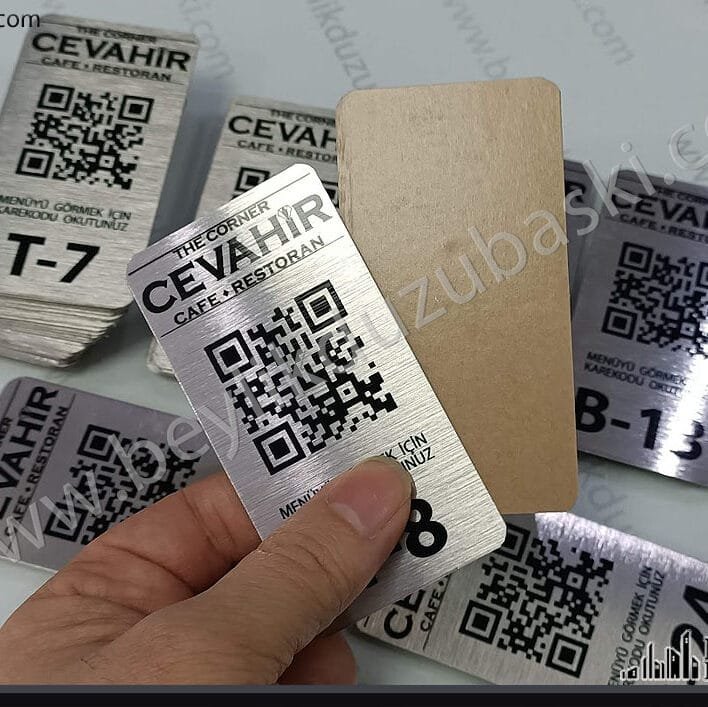 QR kod baskılı Metal etiket, kafe, restoran, otel, büfe gibi yemek işletmeleri için, masa üzerine konulan metal etiket, QR menüye bağlanan kod baskısı, masa numarası baskısı