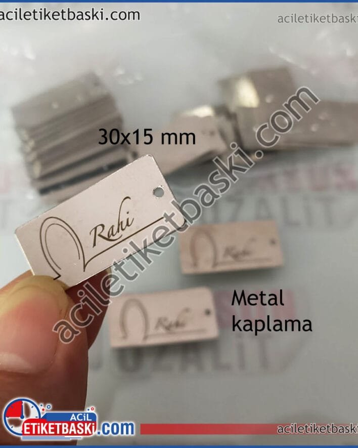 Hazır metal ürün, 3 cm x 1,5 ebadında, çelik etiket, nikel kaplama etiket, pirinç malzemeden üretilmiş, üzeri nikel kaplama yapılmış, metal etiket, köşeler oval, kısa kenardan tek delik, 1,500 adet için özel üretim yapılmıştır, üretim 7-10 iş günüdür, baskıları lazer ile çıkmaz, kazınmaz şekilde yapılmıştır, kalın ve mukavemetli bir üründür, çanta aksesuarı, el işleri örgü ve mobilya logosu şeklinde kullanılabilir Metal etiket baskı merkezi, etiket baskı merkezi, Ready-made metal product, 3 cm It is a working day, its prints are laser-proof and scratchproof, it is a thick and durable product, it can be used as bag accessories, handicrafts, knitting and furniture logos. Metal label printing center, label printing center,