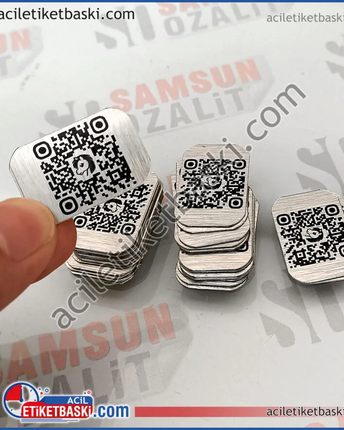 3x2 cm ebadında küçük etiket baskısı, paslanmaz alüminyum, metal ürüne baskı, köşeler oval, ebat ve adede göre fiyat alabilirsiniz, mikro QR etiket, çok küçük 2x1 cm gibi alanlarda metal etiket baskısı yapabiliyoruz, makine üzerine tanıtım sayfası linki için konulan QR baskılı metal etiket, tasarım desteği, aynı gün basıp kargo mümkün, acil etiket baskı
