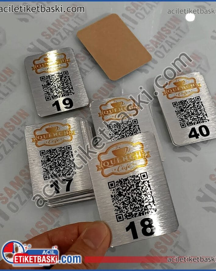 quench cafe QR etiket baskısı, masa üzeri metal etiket, menü yönlendirmesi için, QR baskılı metal etiket üretimi yapılır, ürün modeli ve adede göre fiyat alınız, tasarım desteği verilir, aynı gün gönderim yapılır, kaliteli çizilmez, silinebilir, metal etiket baskıları, ekli ürün 5x7 cm ebadında, belirtilen fiyat 10 adet alımlarda fiyatıdır, yüksek  adet üretimlerde fiyatlar maliyet hesabı tekrar yapılır