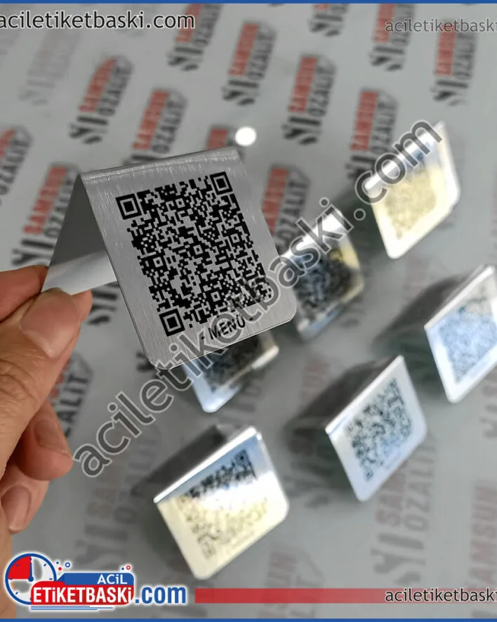 QR üçgen metal, ince metalden üretilmiştir, çift taraflı baskılı bükümlü gümüş metal QR menü etiketi, google puanlama yorumlama etiketi baskısı, QR Menü ve Google Masa üzeri metal üçgen tabela, hızlı üretim, aynı gün gönderim, tasarım desteği verilir, acil metal etiket baskı merkezi