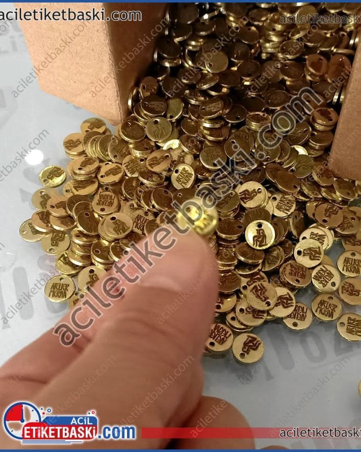 pirinç etiket, 1cm çapında pirinç metal, 1,5mm kalınlığında gerçek pirinç metal etiket üretimi, kaliteli metal etiket üretimi, acil metal etiket üretimi, ebat ve adede göre fiyat alınız, delikli deliksiz ürünler vardır, 1,5mm kalın pirinç üründür, antik sarı renk, gerçek pirinç metal ve lazer baskı ile çıkmaz silinmez, ürün, acil etiket baskı merkezi brass label, 1cm diameter brass metal, 1.5mm thick real brass metal label production, quality metal label production, urgent metal label production, get a price according to size and quantity, there are products with holes and without holes, 1.5mm thick brass product, antique yellow color, real brass metal and laser printing, indelible, product, urgent label printing center