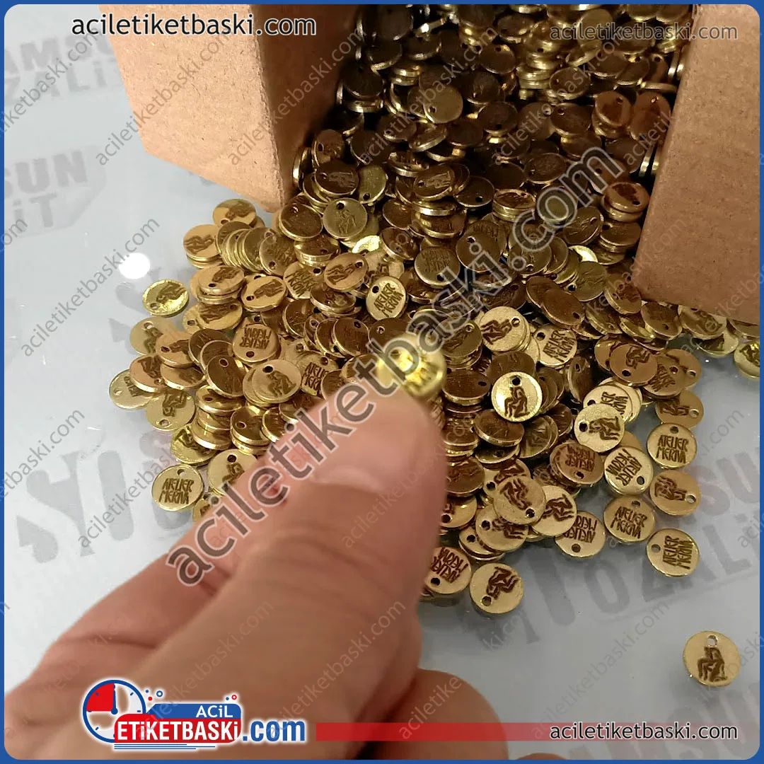 pirinç etiket, 1cm çapında pirinç metal, 1,5mm kalınlığında gerçek pirinç metal etiket üretimi, kaliteli metal etiket üretimi, acil metal etiket üretimi pirinç etiket, 1cm çapında pirinç metal, 1,5mm kalınlığında gerçek pirinç metal etiket üretimi, kaliteli metal etiket üretimi, acil metal etiket üretimi, ebat ve adede göre fiyat alınız, delikli deliksiz ürünler vardır, 1,5mm kalın pirinç üründür, antik sarı renk, gerçek pirinç metal ve lazer baskı ile çıkmaz silinmez, ürün, acil etiket baskı merkezi brass label, 1cm diameter brass metal, 1.5mm thick real brass metal label production, quality metal label production, urgent metal label production, get a price according to size and quantity, there are products with holes and without holes, 1.5mm thick brass product, antique yellow color, real brass metal and laser printing, indelible, product, urgent label printing center