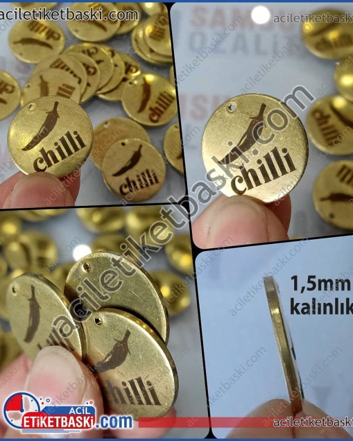 pirinç metal etiket, gerçek pirinç üzerine baskı, üzerinde zincir deliği, kalınlık 1,5mm, 25mm çapında ürün, baskılar lazer ile çıkmaz silinmez, kaliteli ürün, olabildiğince büyük, olabildiğince kalın, eskitme pirinç, ürünlerinizin hakikatte ne kadar kaliteli olduğunu gösterecek, özel ebatlarda üretim yapılabilir, yurt dışına gönderim yapılır, hızlı üretim yapılır, acil etiket baskı merkezi brass metal label, printing on real brass, chain hole on it, thickness 1.5mm, 25mm diameter product, prints do not come off with laser and cannot be erased, quality product, as big as possible, as thick as possible, aged brass, will show how high quality your products really are, production can be made in special sizes, shipping is done abroad, fast production is done, urgent label printing center