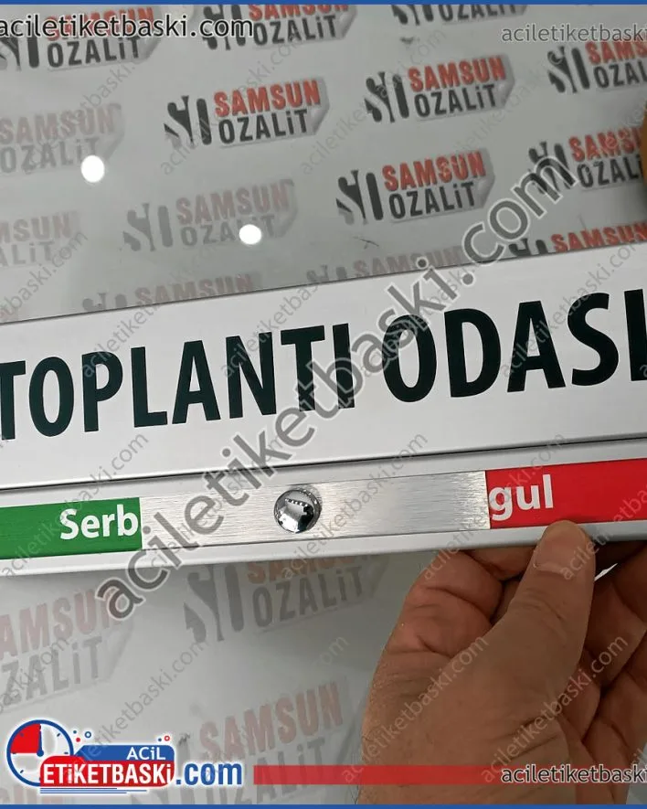 toplantı odası kapı isimliği, toplantı odası için sürgülü, serbest, meşgul baskılı, alüminyum kapı tabelası, 25x10 cm ürün ebadı, gerçek alüminyum, kaliteli kapı isimliği, dekoratif kapı tabelası, işlevsel ürün, arkası komple bantlı, acil üretim, aynı gün gönderim yapılır, kapı isimliği imalatı meeting room door name plate, sliding, free, busy printed, aluminum door name plate for meeting room, 25x10 cm product size, real aluminum, quality door name plate, decorative door name plate, functional product, back completely taped, urgent production, same day shipping, door name plate manufacturing