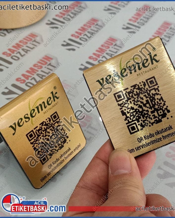 üçgen QR masa isimliği, kaliteli ürün, pleksiden üretilmiştir, bükümlü pleksi 6x6cm 1 yüzey ebadı vardır, 2 yüzeyde de metal baskı vardır, özel ebat üretim yapılır, altın ve gümüş renklerde hazırlanabilir, acil pleksi, metal etiket QR kod baskılı restoran isimlileri üretimi triangle QR table name plate, quality product, made of plexiglass, twisted plexiglass has 6x6cm 1 surface size, there is metal printing on both surfaces, special size production is made, can be prepared in gold and silver colors, urgent plexiglass, metal label QR code printed restaurant names production