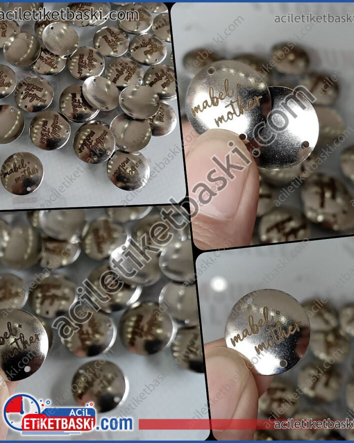 2cm bombeli metal, kazak örgü için, metal etiket, pirinç üzeri nikel kaplama, gerçek metal, bombeli ürün, 2 adet ip deliği var, adede göre fiyat alınız, kaliteli ürün, gerçek metal, üzeri lazer ile çıkmaz kazınmaz baskılı, yurt dışı gönderim yapılır, hobi ve el yapımı ürünler için, az adet metal etiket üretimi, acil etiket baskı merkezi