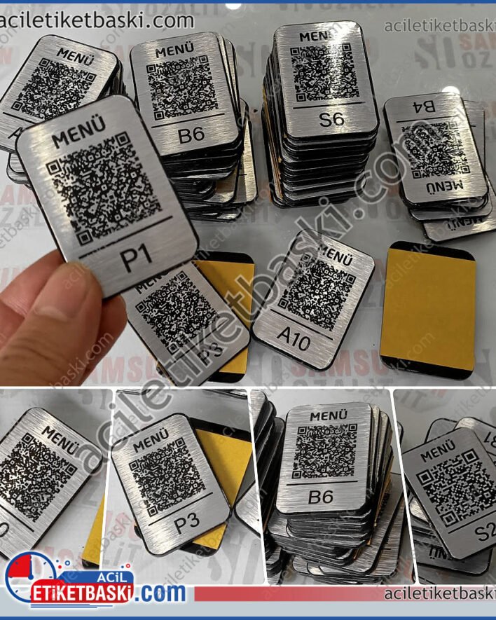 QR etiket, pleksi tabanlı, kalın, kaliteli pleksi üzeri, metal paslanmaz etiket, QR baskılı, metal etiket üretimi, 4x6cm menü QR kod etiketi, istenilen ebat yapılabilir, altın renk, gümüş renk seçenekleri mevcut, QR etiket arkası bantlıdır, hızlı üretim yapılır, tasarım desteği verilir