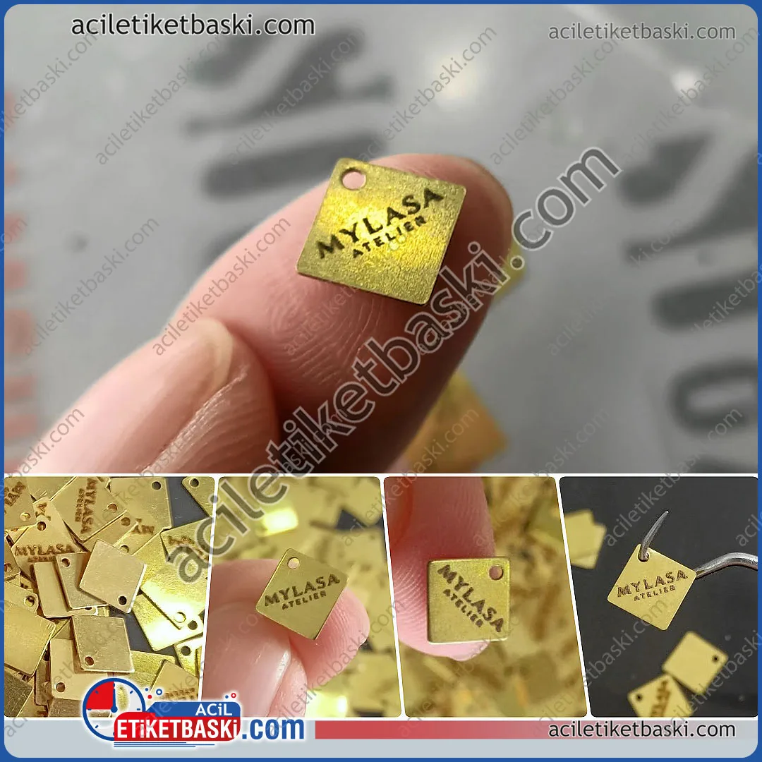 9x9mm pirinç metal, tek delikli, kare pirinç malzeme, gerçek pirinç, lazer ile kaliteli baskı, hızlı üretim, kaliteli metal etiket Gerçek pirinçten üretilmiş 9x9 mm kare metal etiket – tek delikli, dayanıklı ve şık tasarım! Lazerle kaliteli baskı ve hızlı üretim avantajıyla şimdi sipariş verin, 1mm kalınlıkta, kaliteli, bükülmeyen yamulmayan, metal pirinç plaka baskılı ürün