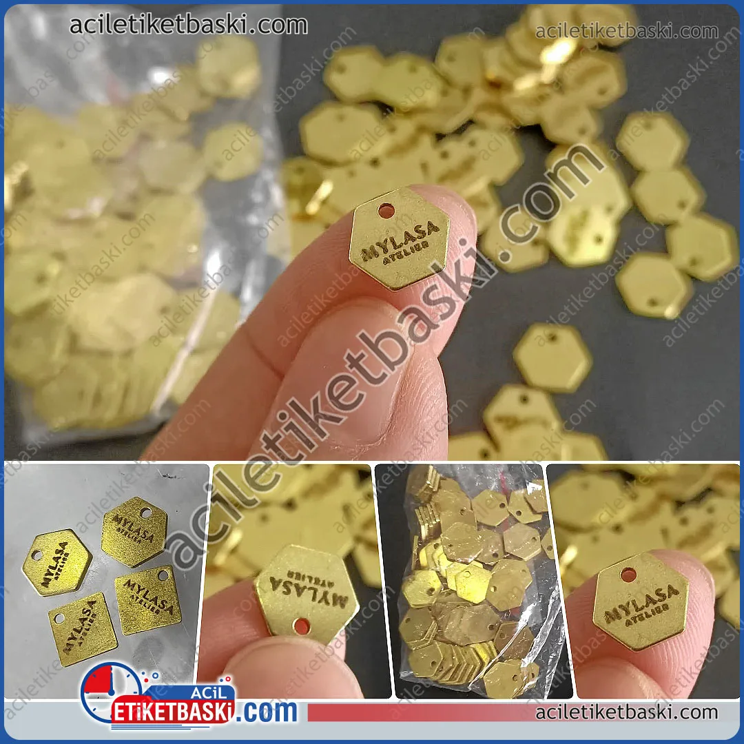 pirinç metal plaka baskısı, 1cm ebadında altıgen, gerçek pirinç, üzeri lazer ile kalıcı baskı, askı deliği vardır, metal etiket baskı merkezi 1 cm ebatında gerçek pirinç altıgen metal plaka – lazerle kalıcı baskılı, askı delikli ve şık tasarım! Dayanıklı etiketler için metal baskı merkezi farkıyla hemen sipariş verin!, kaliteli ürün, üretim, imalat, ebat ve adede göre fiyat, farklı kalınlık ve ebatlarda, gerçek pirinç, metal plaka baskısı, metal etiket baskı merkezi