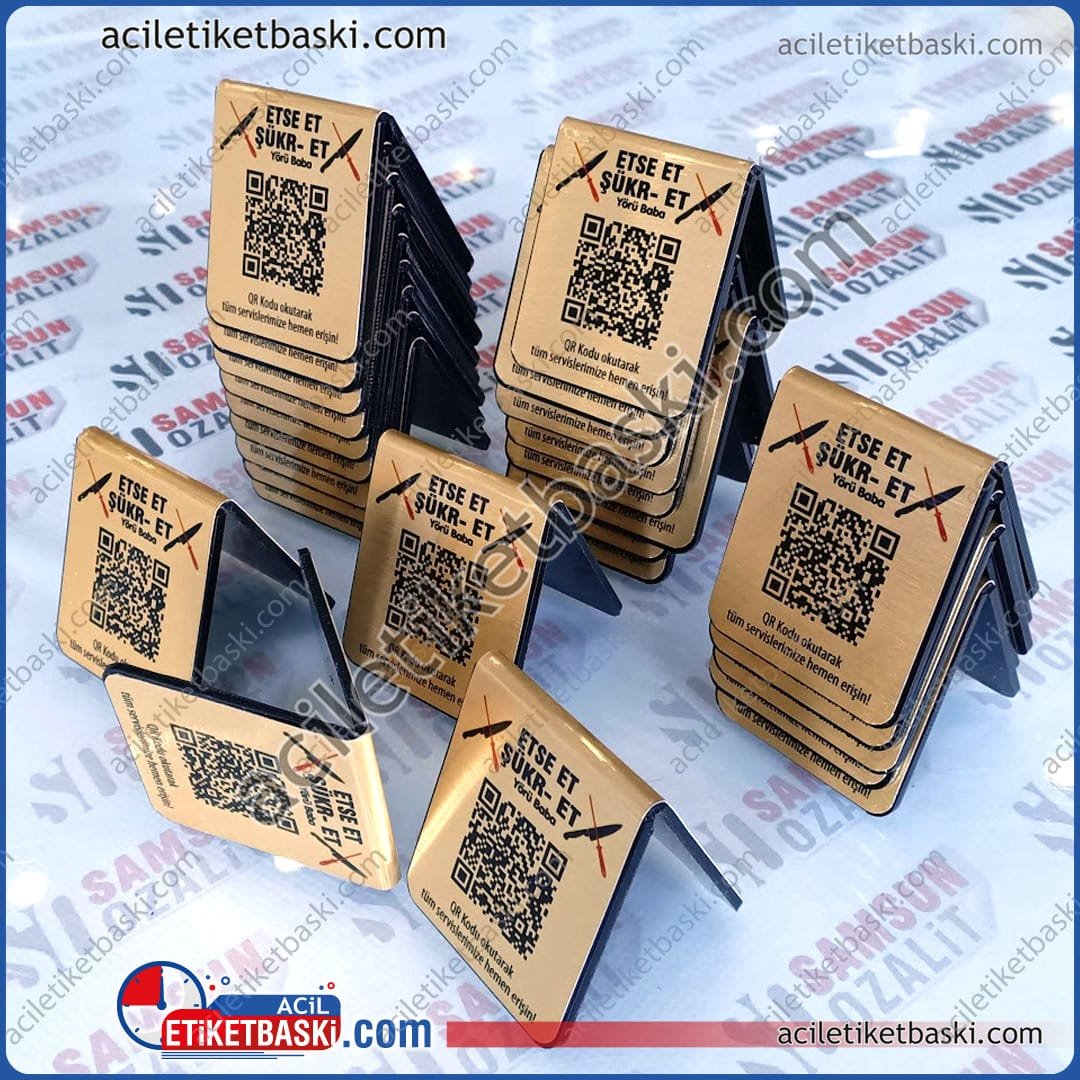 Üçgen QR menü, pleksi ürün, kaliteli malzeme, masa üzerine uygun, kırılmaz, kirlenmez, suya dayanıklı, üretim imalat QR menü, masa üzeri QR menü etiketi, acil üretim, kaliteli malzeme, tasarım desteği, aynı gün gönderim, acil etiket baskı merkezi