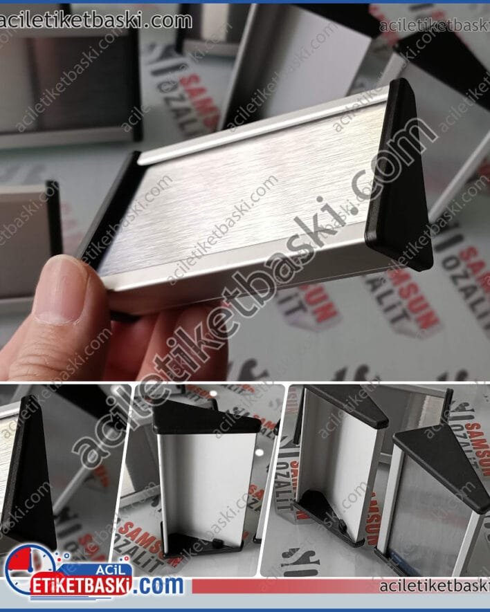 Masa isimliği, üçgen alüminyum, kenarları plastik kapaklı, içine kağıt giren isim değişen ürün, masa konuk isimleri, toplantı masası, katılımcı isimleri, konuşmacı isimleri, yönetici isimleri, bu ürün 10x5 cm olarak tasarlanmıştır ve fiyat oluşturulmuştur, istenilen ebat yapılır