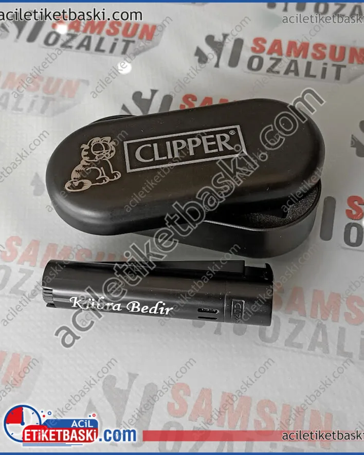 metal çakmak ve kutu üzerine, isim ve logo baskısı, ürünü müşteri getirmiştir, lazer ile çıkmaz, silinmez, kalıcı baskı yapılmıştır, lazer baskı merkezi