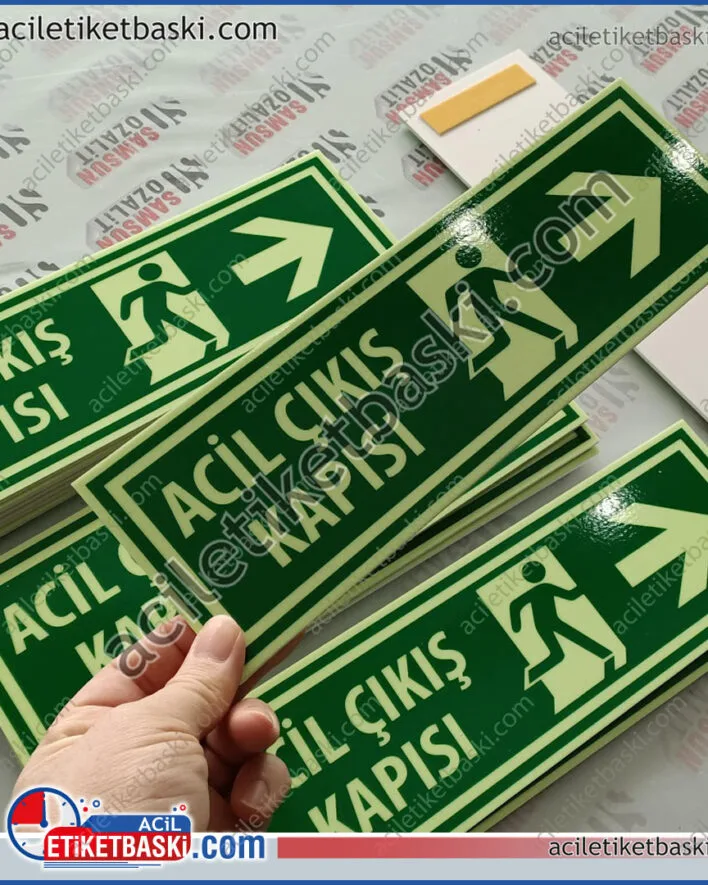 fosforlu tabela, ışık saçan tabela, karanlıkta parlayan tabela, elektrik kesintilerinde yol gösteren tabela, uyarı levhası, yön tabelası, yönetmeliğe uygun tabela üretim imalat, acil çıkış tabelası, yangın tabelası, fosforlu, reflektörlü tabela üretimi, 3mm plastik, acil tabela üretim merkezi