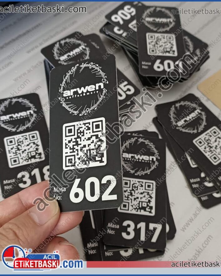 siyah qr metal etiket, masa üzeri masa numarası, menü için QR kod baskısı, hızlı üretim, tasarım desteği, dış mekanda yüksek dayanım, güneşten solmaz, lazer ile kalıcı baskı