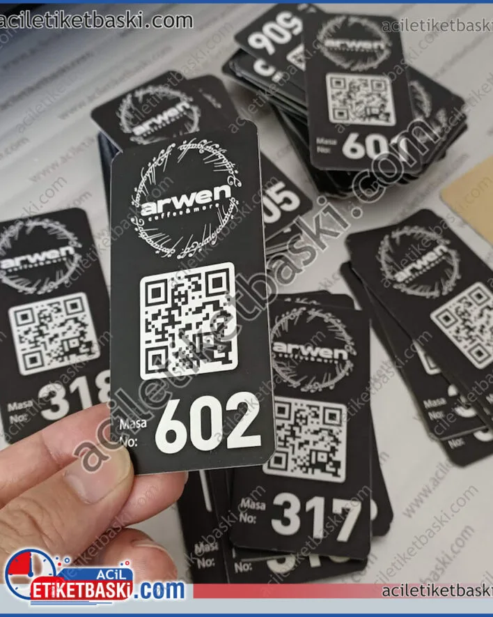 siyah qr metal etiket, masa üzeri masa numarası, menü için QR kod baskısı, hızlı üretim, tasarım desteği, dış mekanda yüksek dayanım, güneşten solmaz, lazer ile kalıcı baskı