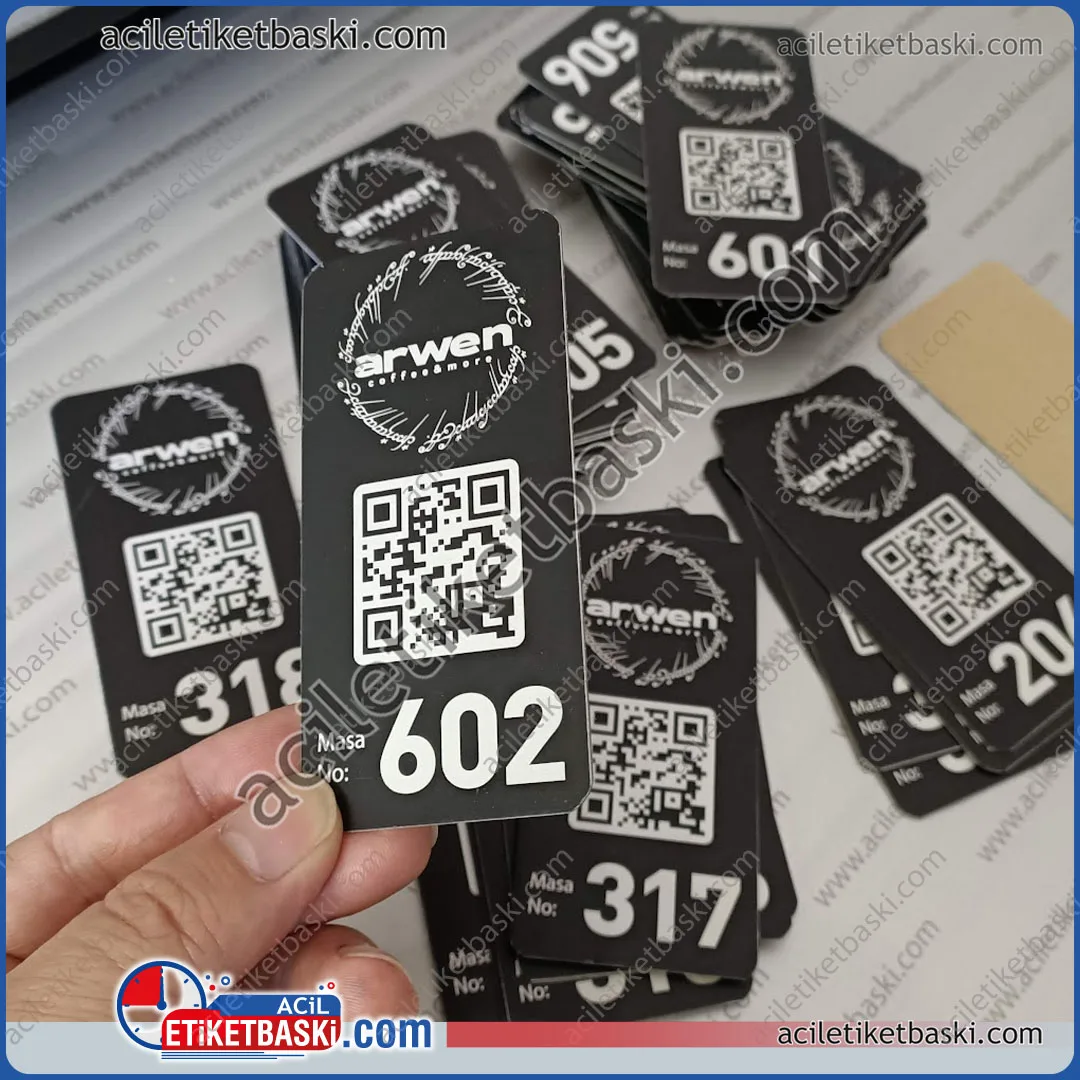 siyah qr metal etiket, masa üzeri masa numarası, menü için QR kod baskısı, hızlı üretim, tasarım desteği, dış mekanda yüksek dayanım, güneşten solmaz, lazer ile kalıcı baskı