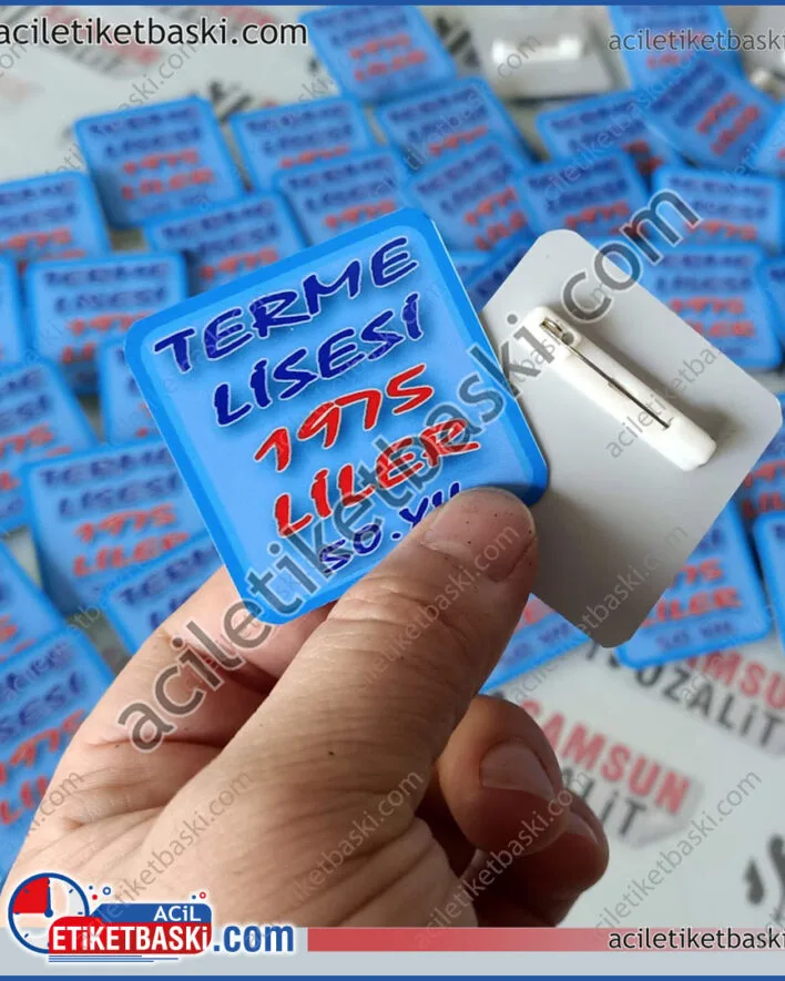 5cm ebadında yaka rozeti, arkası iğneli, acil üetim yapılır, aynı gün kargo imkanı, tasarım desteği, ucuz, uygun fiyatlı yaka isimliği, kare ve dikdörtgen kesilrbilir