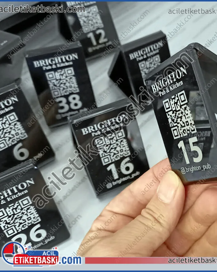 Masa üzeri üçgen QR kod menü, 5mm kalın malzemeden yapılmıştır, düşmelere karşı dayanıklı olması için, sürekli el altında olan yerlerde 3mm malzemeler hasar görebiliyor, lazer ile kalıcı baskı, silinebilir, temizlenebilir, bulaşık makinasında yıkanabilir, acil baskı merkezi, üretim, imalat, tasarım