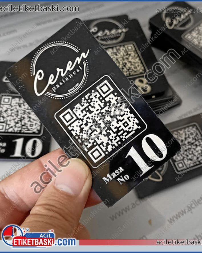 Ceren pastanesi için yapılan, QR masa üzeri menü ve masa isimliği ürerimi örneğimizdir, dış mekan dayanıklı, pleksi, üzeri lazer ile kalıcı baskı, QR menü, masa numarası, bahçe, balkon, açık alanda, sorunsuz kullanım, yıkanır, silinir, deforme olmaz ürün, acil üretim, imalat, tasarım merkezi