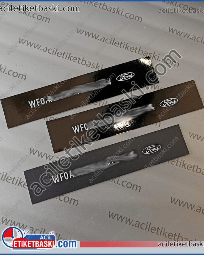 ford marka araç içim, ön cam değişiminde yenibir etiket baskısı örneği, aslına uygun üretim, metal olarak, baskılı etiket olarak, 2 farklı türde üretildi, dış mekan dayanıklı, acil etiket baskı merkezi