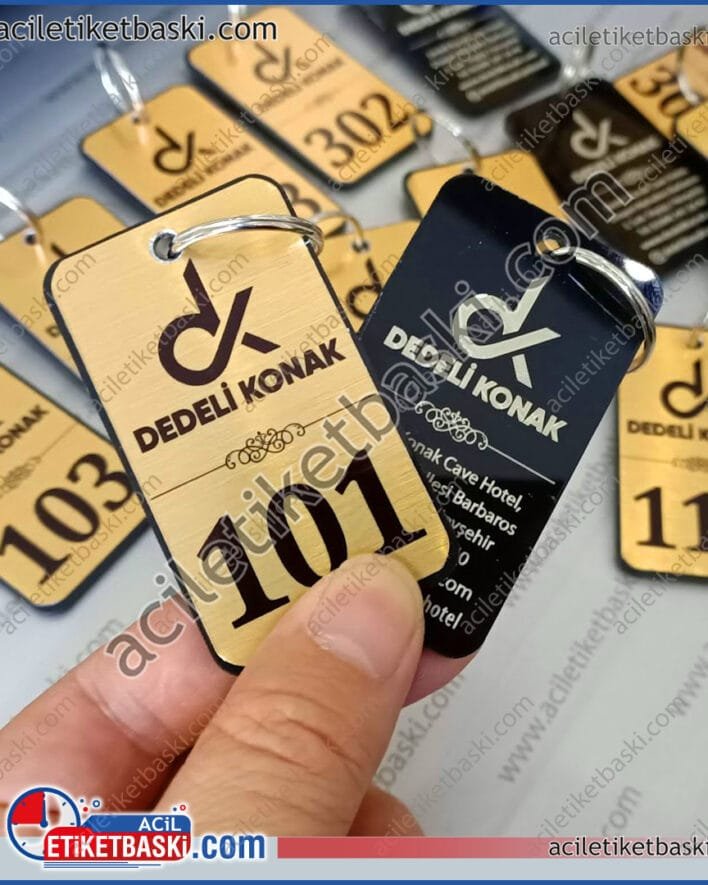 otel anahtarlık, konak anahtarlık, butik otel için, anahtarlık imalat, üretim, az adetlerde üretilir, logo otel bilgileri baskılı, firmaya özel tasarımlı anahtarlık, bir yüzey Pleksi, bir yüzey paslanmaz alüminyum, lazer baskılı silinmez çıkmaz kalıcı baskılı anahtarlık, hızlı üretim, aynı gün gönderim