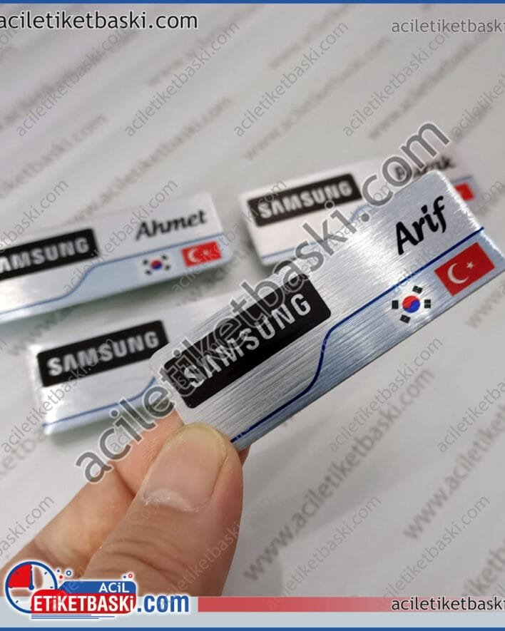 personel yaka isimliği, samsung logolu, güney kore bayrağı, türk bayrağı, ülke bayrakları konularak yapılan, personel yaka isimliği, arkası mıknatıslı