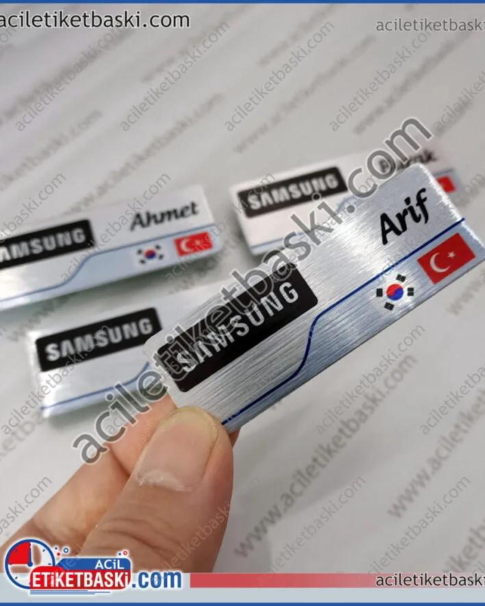 personel yaka isimliği, samsung logolu, güney kore bayrağı, türk bayrağı, ülke bayrakları konularak yapılan, personel yaka isimliği, arkası mıknatıslı