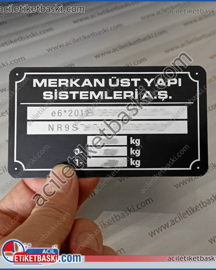 üst yapı sistemleri, forklift, iş makinası, taşıyıcı, garaj arabası, yükleyici, kaldırıcı tarzı, kendi bünyesindeki araçlar için, motor numarası, seri numarası baskılı seri etiket üretilmesi, acil etiket baskı merkezi, ağır dış koşullara dayanır, uzun süre kullanılır, deforme olmaz, silinmez, paslanmaz metal etiket üretimi