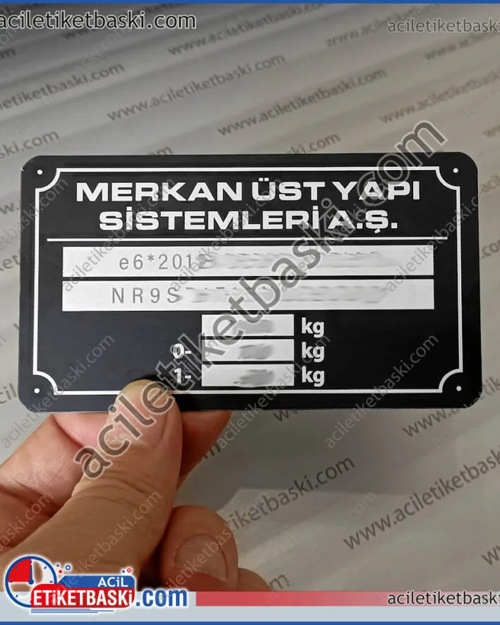 üst yapı sistemleri, forklift, iş makinası, taşıyıcı, garaj arabası, yükleyici, kaldırıcı tarzı, kendi bünyesindeki araçlar için, motor numarası, seri numarası baskılı seri etiket üretilmesi, acil etiket baskı merkezi, ağır dış koşullara dayanır, uzun süre kullanılır, deforme olmaz, silinmez, paslanmaz metal etiket üretimi
