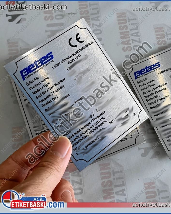 Dört sütünlü forklift, metal etiket baskıları, petes makine, forklif makine, etiket baskı, silinen, okunmayan etiket, kaliteli ürünler, acil makine etiketi baskıları, ebat ve adede göre fiyat alınız