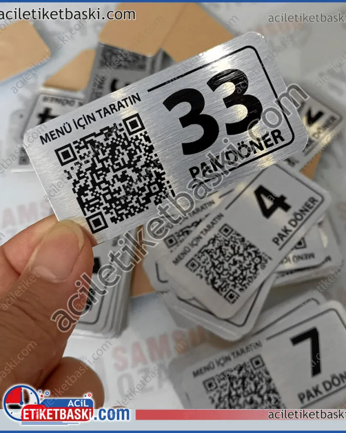 Masa üzeri QR, metal menü etiketi, menüye bağlanmak için, paslanmaz metal, dayanıklı, kaliteli, arkası bantlı, köşeler oval, pak döner firme için üretildi, kafe, lokanta, büfe, acil, tasarım, kargo
