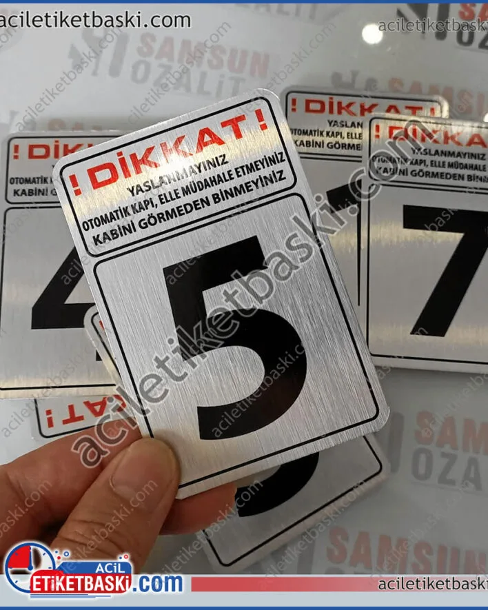 asansör etiketi, asansör kapısı için, kat numarası, uyarı bilgileri yazılı, metal etiket baskısı, paslanmaz, apartman içi, site, resmi bina, okul metal asansör etiket üretim, imalat