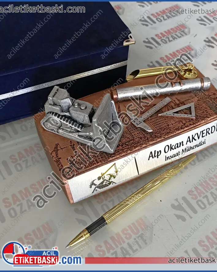 mimar hediye, mühendis hediye, inşaat şirketi hediye, masa üzeri hediyelik, kepçe figürlü, proje çantası, T cetveli, yeni mezun inşaat sektör hediyesi, isim yazılı, logo baskılı, özel kutulu, kişiye özel hediye, el yapımı, el boyaması, yerli üretim, konsept ürünler, adetli alımlarda özel tasarım yapılır