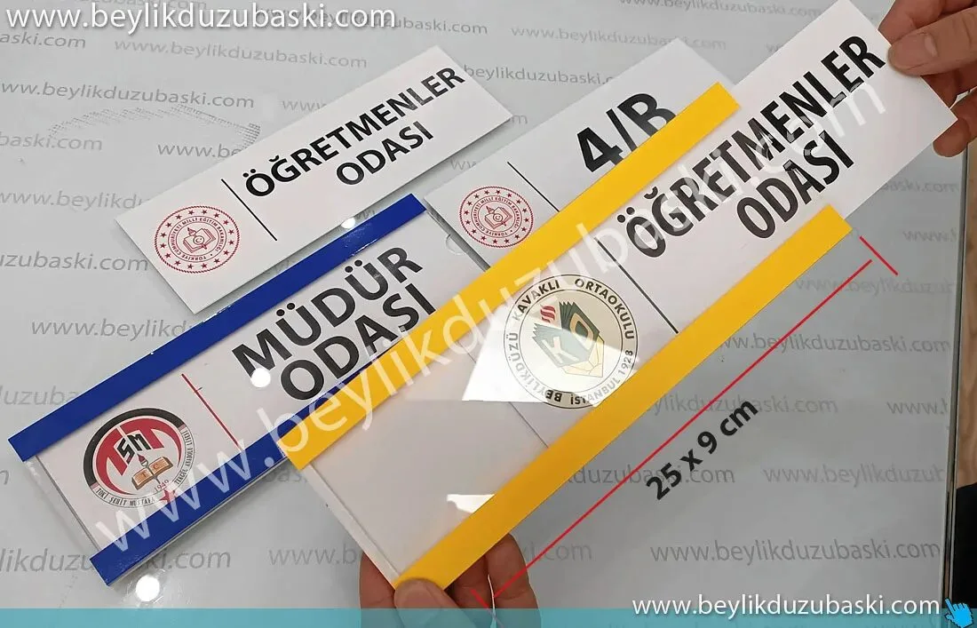 Okul sınıf tabelası, sınıf ve derslik için, içerisi kolaylıkla değişen, tabela, artık sınıf isim değişimi çok kolay, özel üretim, içi değişen okul isimliği, okul kapı tabelası, şeritler istenilen renk yapılır, içine sadece kağıt koyacaksınız, üzeri Pleksi malzeme,