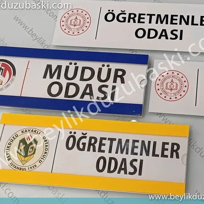 Pleksi korumalı, içi değişebilen, bantlı montajlı okul sınıf tabelası. Kolay kullanım ve özel üretim seçenekleriyle pratik çözüm.