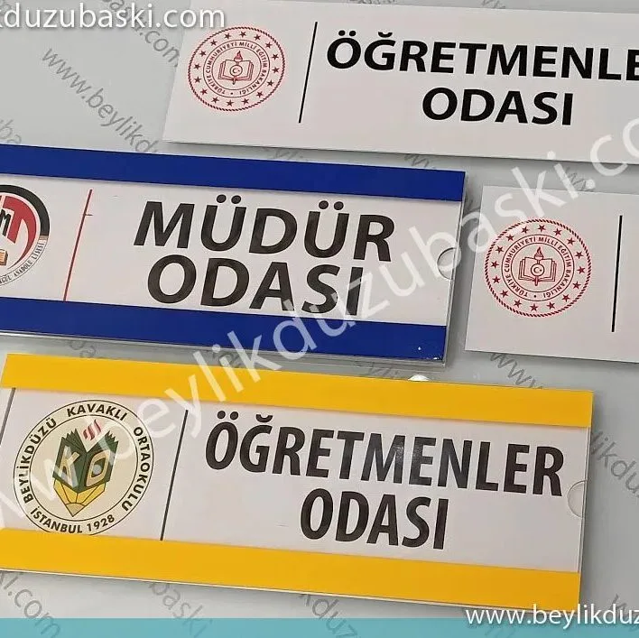 Pleksi korumalı, içi değişebilen, bantlı montajlı okul sınıf tabelası. Kolay kullanım ve özel üretim seçenekleriyle pratik çözüm.
