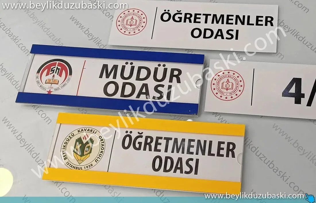 Pleksi korumalı, içi değişebilen, bantlı montajlı okul sınıf tabelası. Kolay kullanım ve özel üretim seçenekleriyle pratik çözüm.