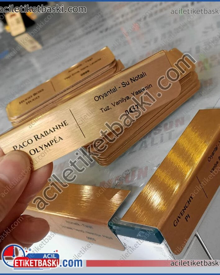 raf etiketi, metal, altın ve gümüş renk seçeneği, raftan sarkan, paslanmaz, silinebilir, her değiştirilebilir, L bükümlü, parfümeri raf etiketi, bujiteri, vitrin etiketi, tasarlanır, üretim imalat