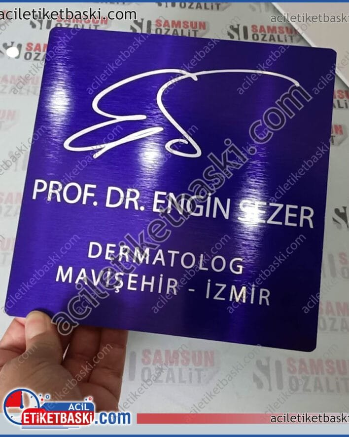 20x20cm kapı isimliği, metal ürün, üzeri baskı, altı 5mm plastik, arkası bantlı, kaliteli, şık, dekoratif tabela, doktor imzası, ismi yazılı, uygun fiyatlı tabela, üretim, imalat, tasarım, kapı giriş yanı için tabela, bina içlerinde, iş hanlarına uygun, tasarım tabela baskıları
