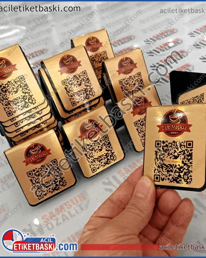 Cafe maçka için yapılan, masa üzeri QR kod, üçgen büküm, üzeri metal baskılı, kaliteli, şık, dayanıklı, silinebilen, masa üzeri menü QR kod, tabela üretimi, imalat, aynı gün gönderim