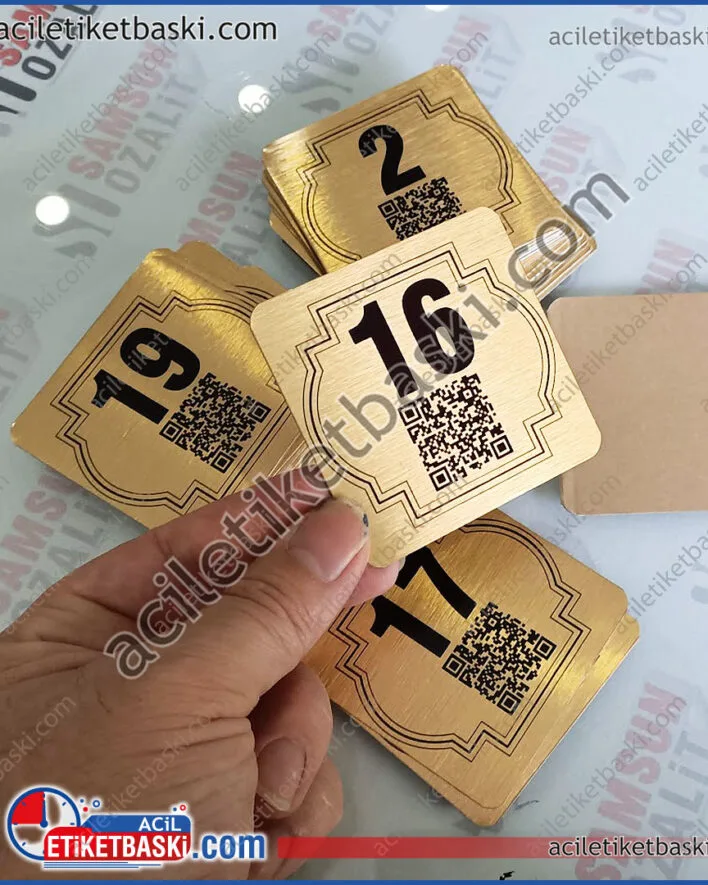 QR etiket, metal etiket, menü etiketi, masa üzeri, arkası bantlı, acil etiket baskı merkezi, istenilen ebat, adet üretim yapılır, altın gümüş renk seçeneği, acil etiket baskı merkezi