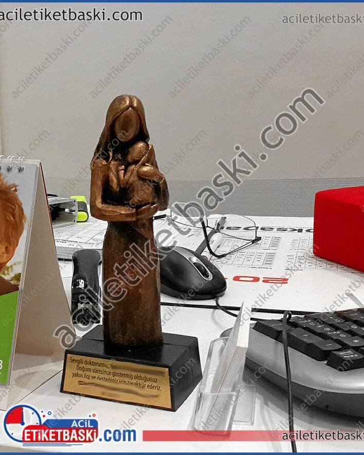 Doğum Doktoru, masa hediyesi, anne bebek, doğum kliniği, doktor hediyesi, kaliteli ürün, küçük ebat, masa üzeri kullanım için, ağır, polyester, el boyaması, yerli üretim, kaliteli masa üzeri hediyelik, biblo, anneler günü için ideal hediye