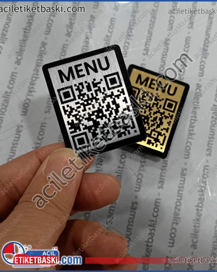 QR menü, taban pleksi, arkası bantlı, üzeri sadece QR baskılı ürün, ebat ve adede göre fiyat çıkarılır, hızlı üretim, kaliteli malzeme, tasarım desteği, QR metal etiket, kaliteli, dekoratif, üretim, imalat, tasarım merkezi
