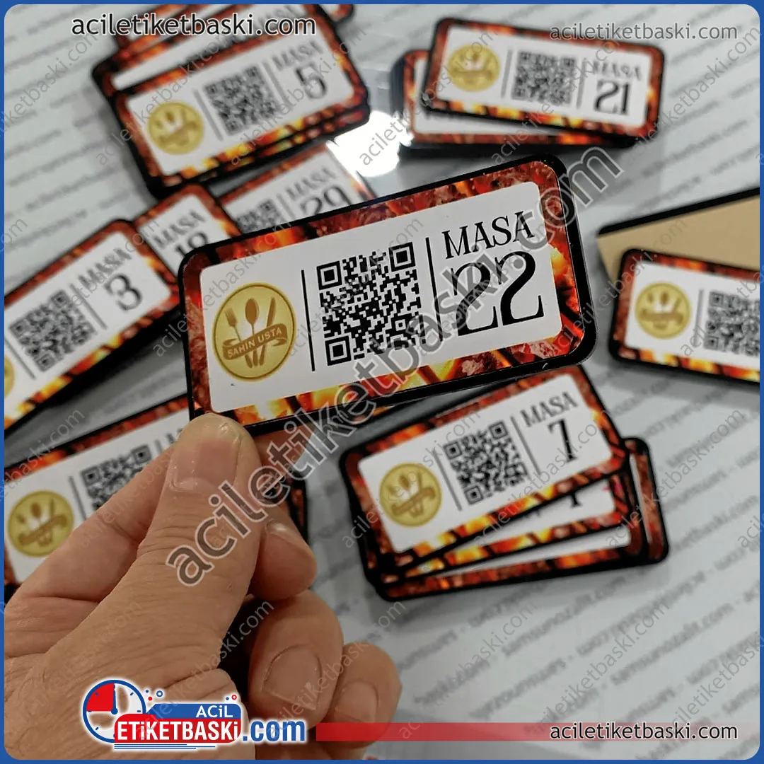 Pleksi & Metal Masa İsimliği | QR Kodlu & Bantlı - Acil Üretim