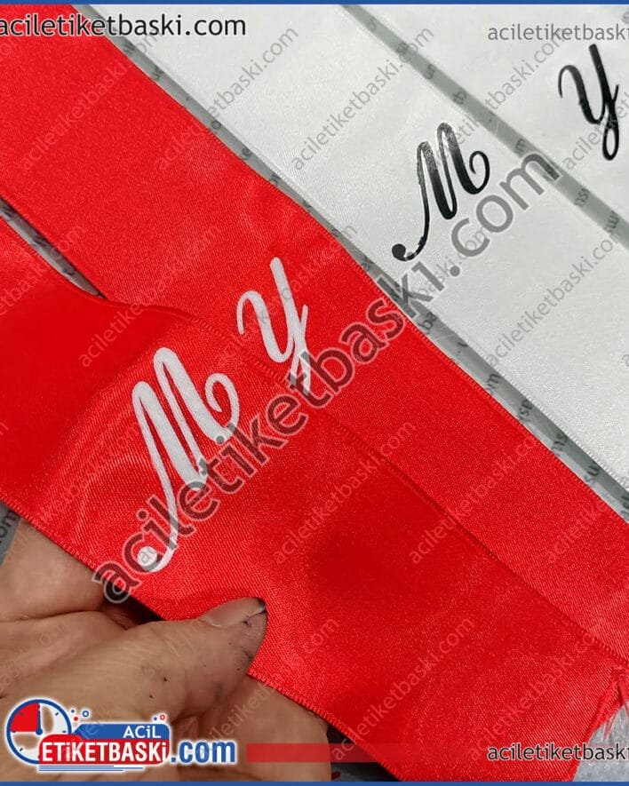 söz kurdelesi, nişan kurdelesi, tören kurdelesi üzerine, çift isim ve baş harf logolar basılması, takı kurdelesi üzerine baskı, ürünü müşteri getirmiştir, sadece baskı yapılmıştır, baskılı ürün olarak da gönderim yapıl