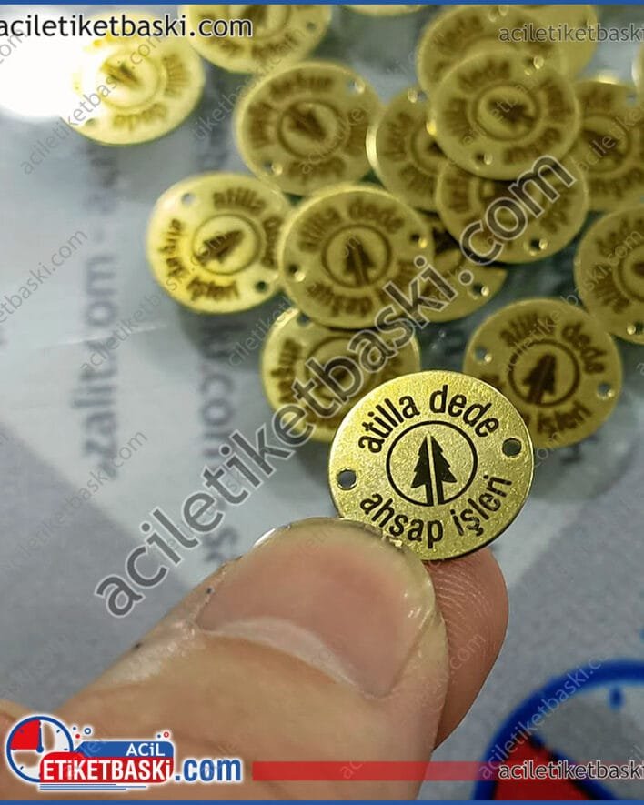 pirinç baskı, gerçek pirinç, ürün aksesuarı, logo ve yazı baskılı metal etiket, yuvarlak, 2 delikli ham pirinç, üzeri lazer ile baskı, çıkmaz silinmez, kazınmaz, kalıcı baskı uygulanmıştır, emsal ürün 15mm çapındadır, ürün baskı dahil fiyatıdır, ebat adede göre fiyat alınız, acil metal etiket baskı merkezi, üretim, imalat, tasarım baskı merkezi