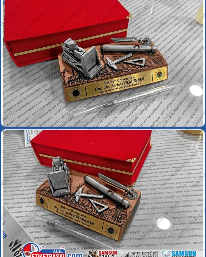 Kepçe, iş makinası, masa üzeri, hediye ürün, inşaat, hafriyat, yol yapım ve mühendislik firmaları için, masa üzeri kullanıma uygun, hediyelik, isimlik, kalemlikli masa isimliği, özel sipariş, isim ve yazılar metal plakaya basılı, kaliteli metal tükenmez kalemli, hızlı gönderim yapılır, kutulu kutusuz temin edilebilir