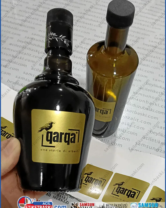 altın şişe etiketi, cam şişe baskı, az adetli etiket, özel kesim şişe etiketi, metalize altın baskı, butik içecek etiketi, şeffaf şişe etiketi, kişiye özel şişe baskısı