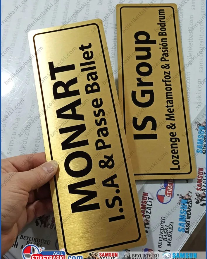 metal kapı isimliği, altın fırçalı alüminyum, büyük boy kapı levhası, oval köşeli isimlik, arkası bantlı metal etiket, makam odası isimliği, alüminyum kapi levhası fiyatı, imalattan kapı isimliği